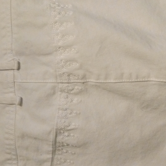 Express Pants in white with embellishments down the middle of the front legs - Picture 5 of 6